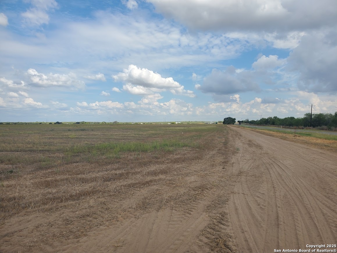 7915 County Road 2400 Moore TX 78057