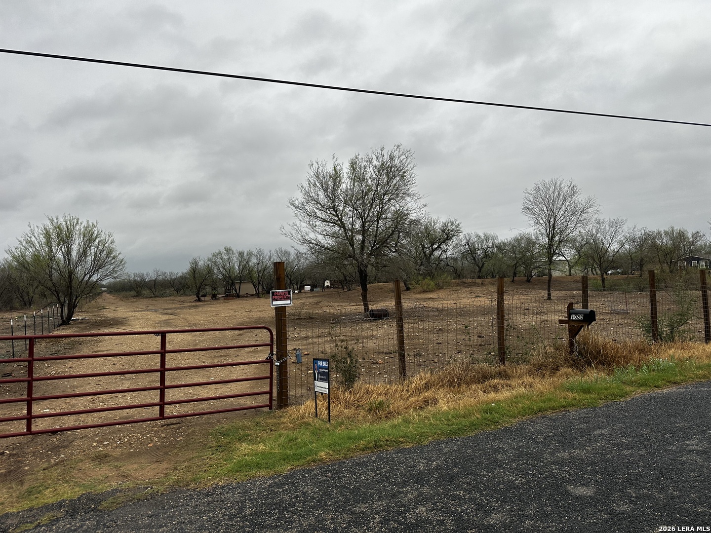 1083 County Road 6610 Devine TX 78016