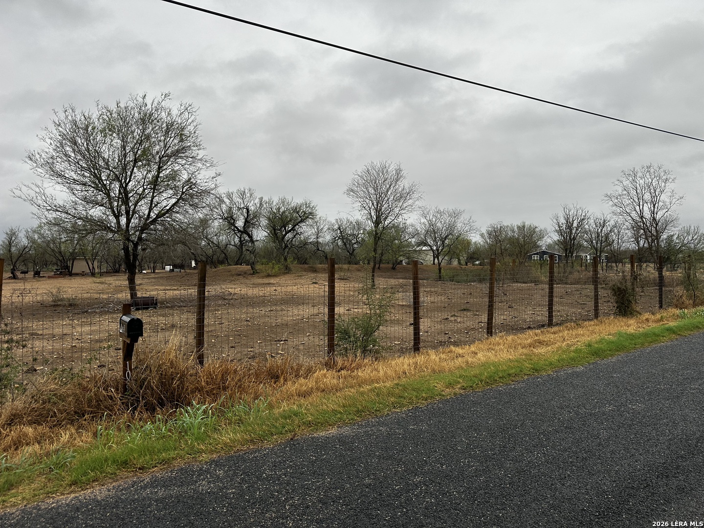 1083 County Road 6610 Devine TX 78016
