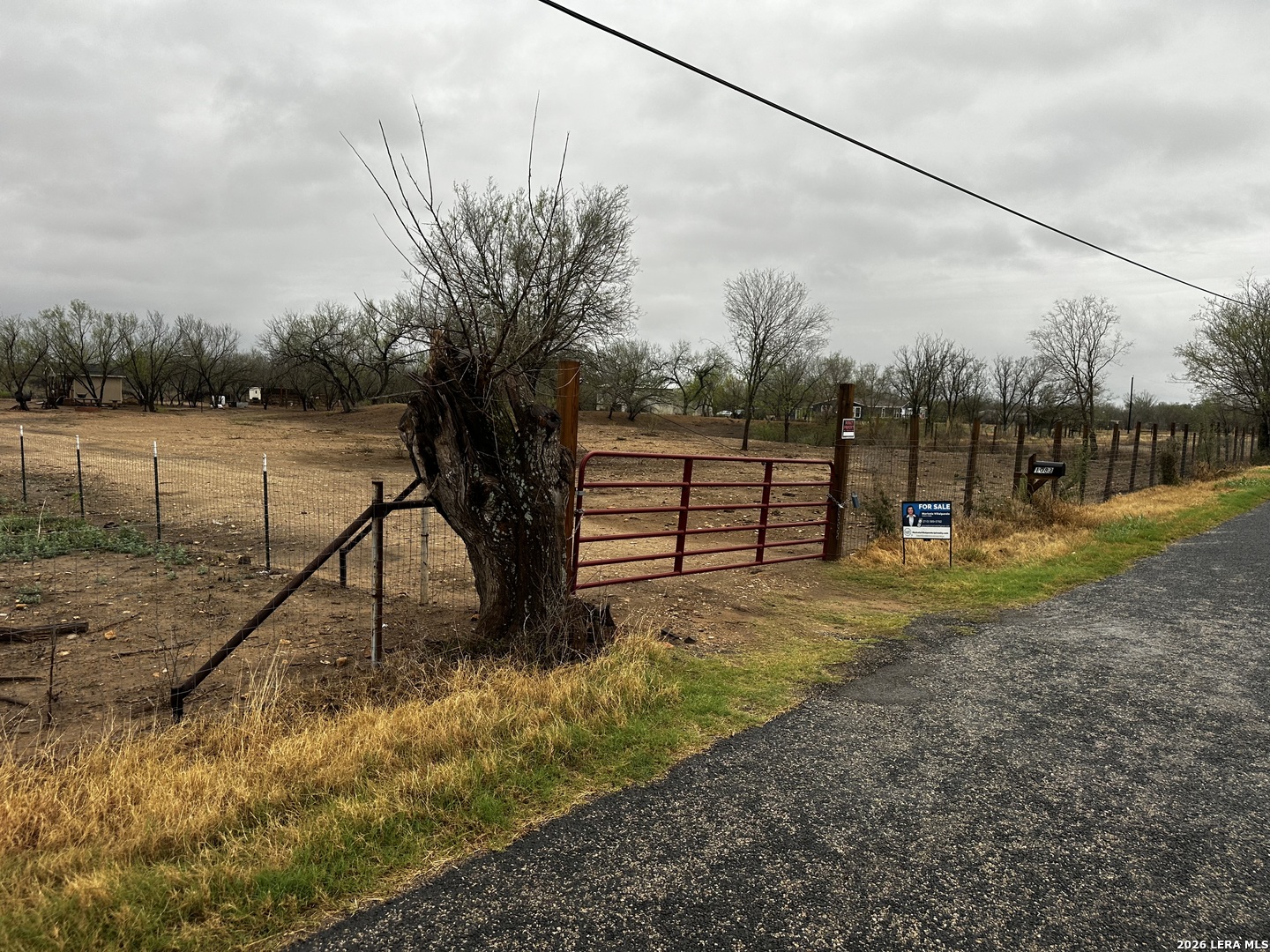 1083 County Road 6610 Devine TX 78016