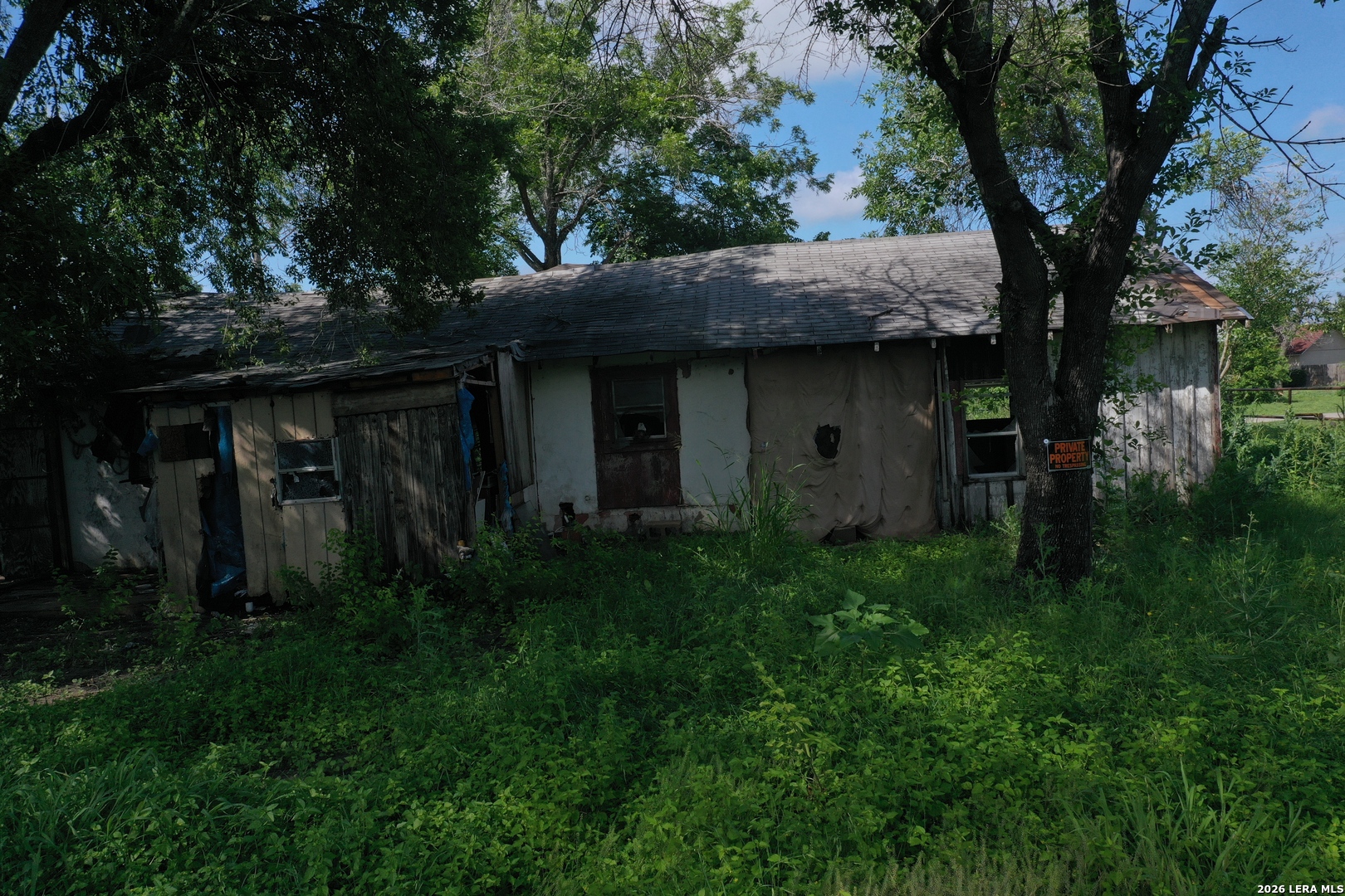610 W Moore Avenue Devine TX 78016