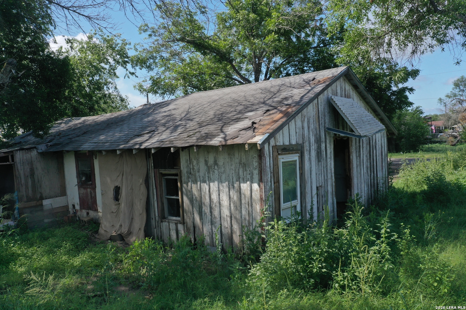 610 W Moore Avenue Devine TX 78016
