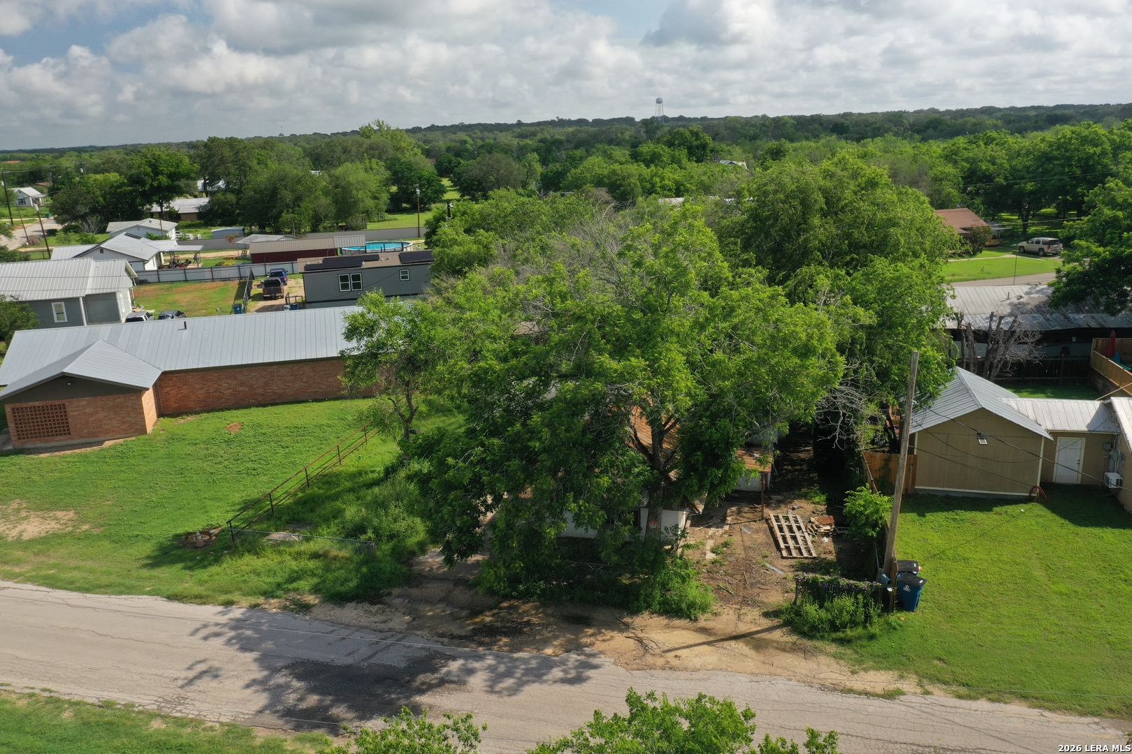 610 W Moore Avenue Devine TX 78016