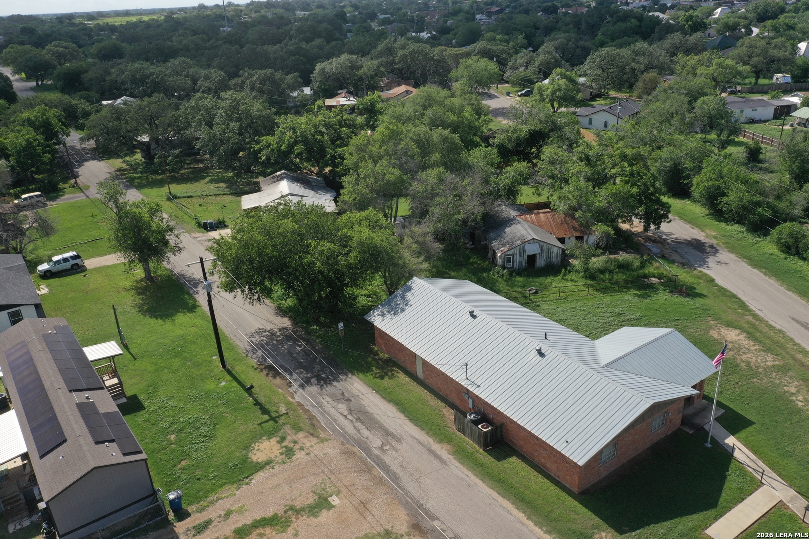 610 W Moore Avenue Devine TX 78016