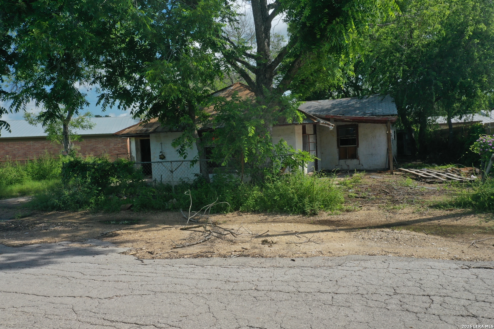 610 W Moore Avenue Devine TX 78016