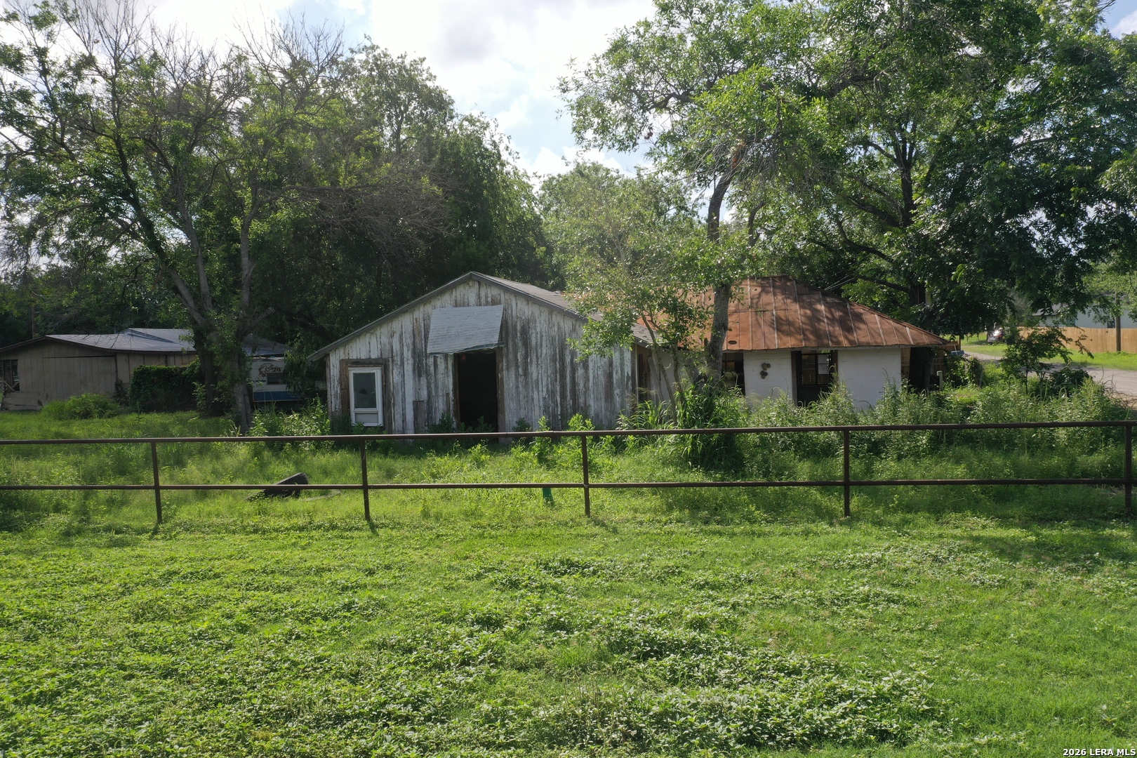 610 W Moore Avenue Devine TX 78016