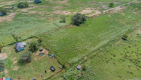 146 County Road 166 Floresville TX 78114