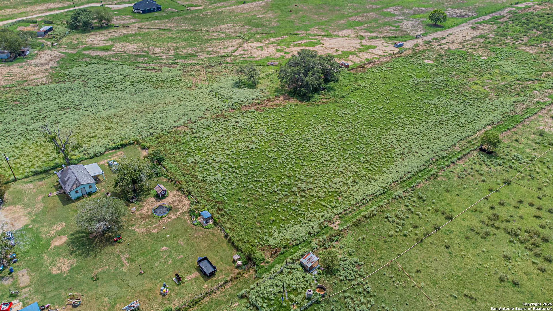 146 County Road 166 Floresville TX 78114