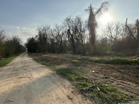 126 S Tejeda Lane Floresville TX 78114