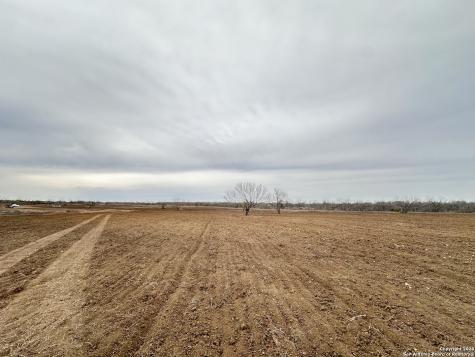 001 County Road 354 Charlotte TX 78011