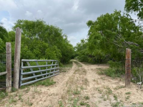 15828 Fm 775 Floresville TX 78114
