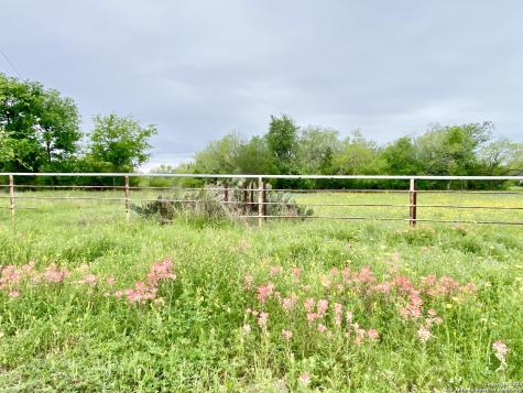 210 Shamrock Drive Floresville TX 78114