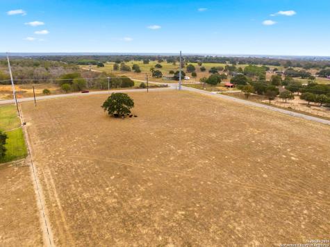 101 County Road 319 La Vernia TX 78121