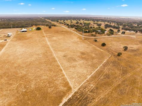 101 County Road 319 La Vernia TX 78121