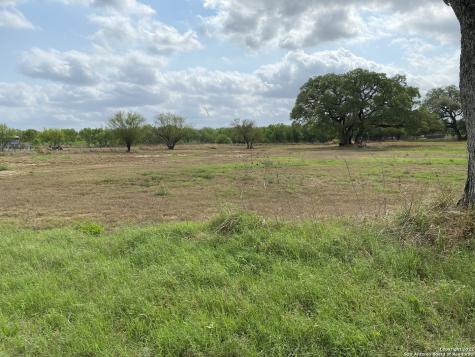 123 County Road 2667 Devine TX 78016