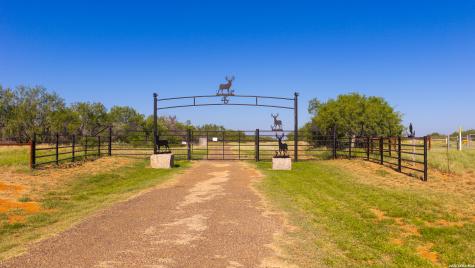 1909 Hubbard Road Cotulla TX 78014