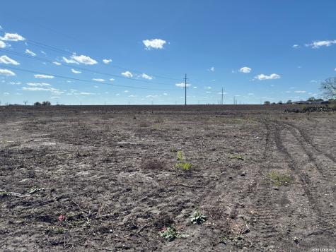 203 Farmhouse Marion TX 78124