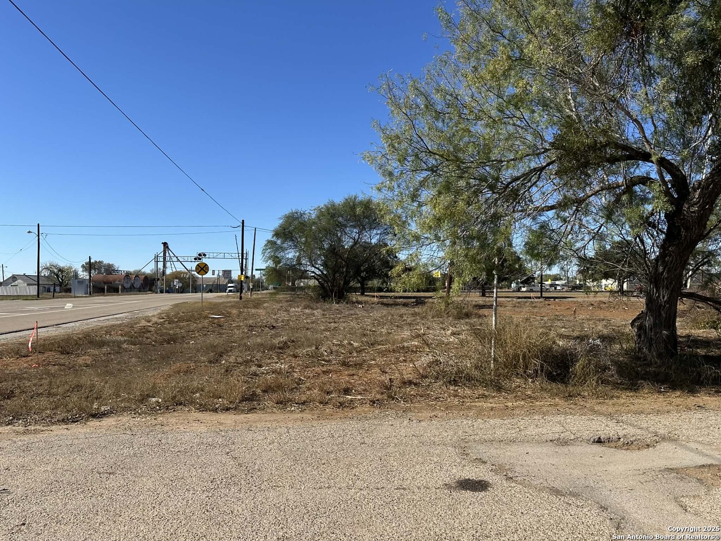 120 Commerce E Leona Dilley TX 78017