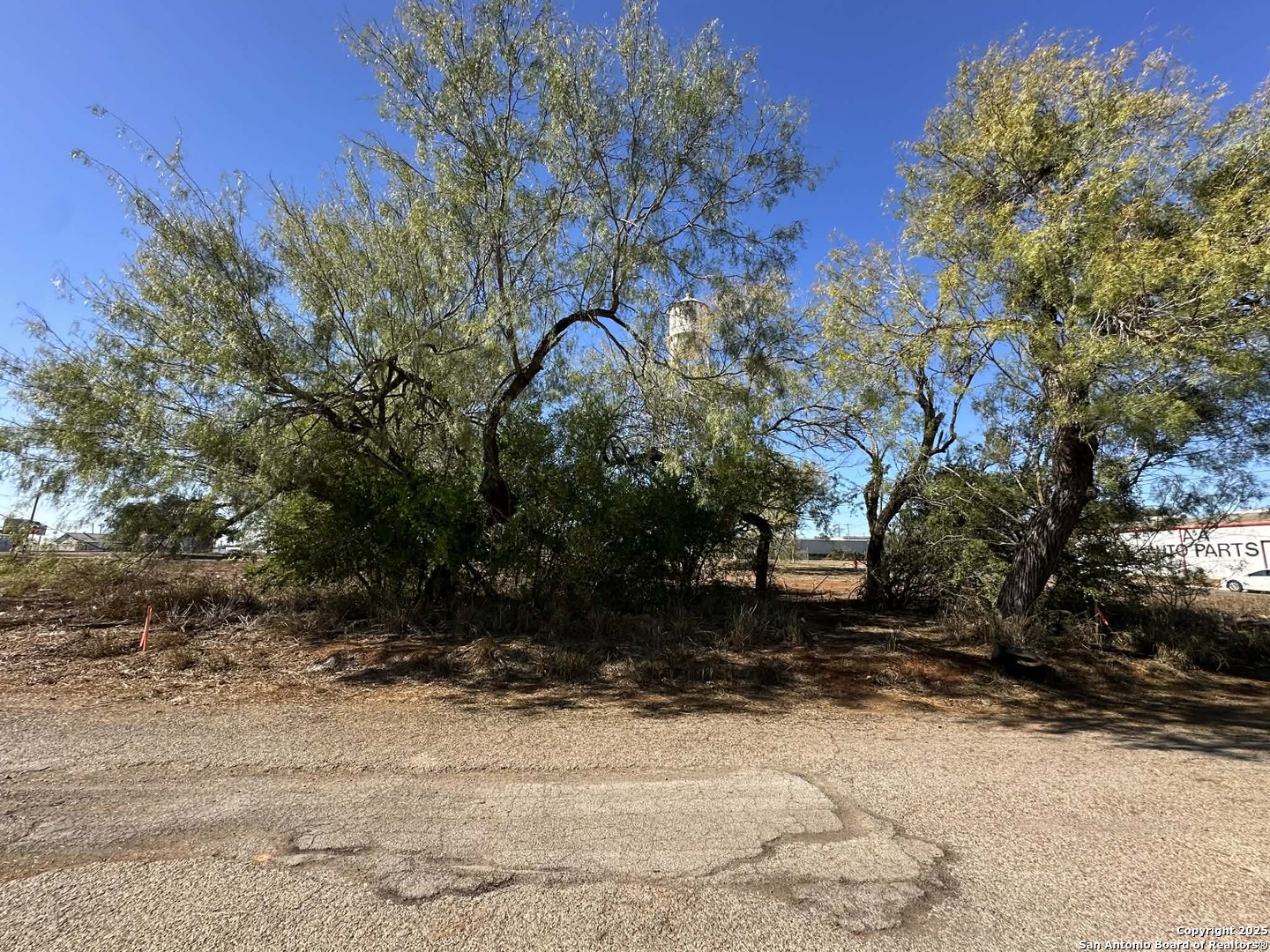 120 Commerce E Leona Dilley TX 78017