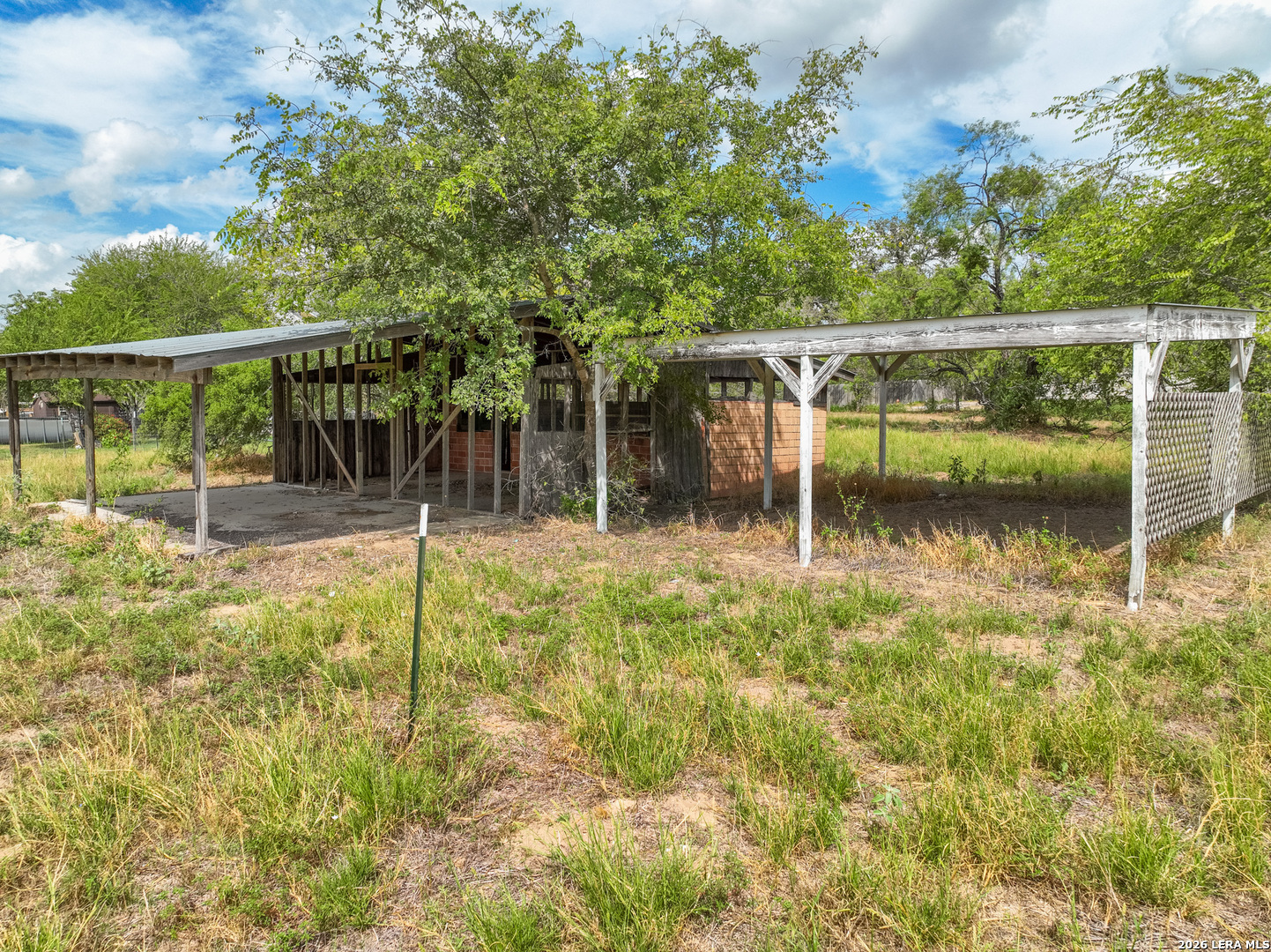 607 W Colonial Devine TX 78016