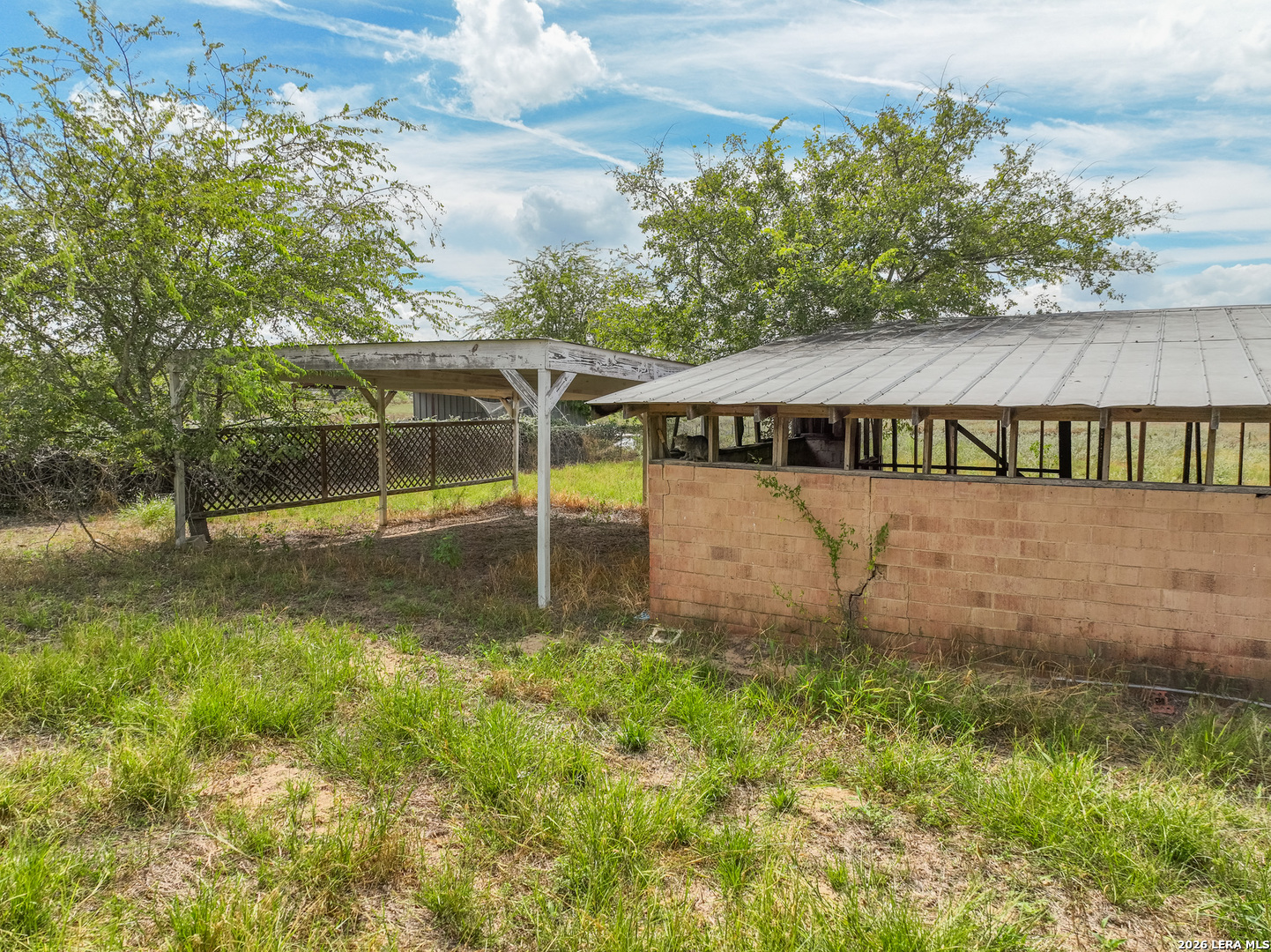 607 W Colonial Devine TX 78016