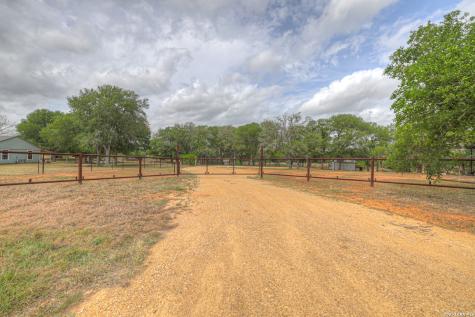 418 Fm 2984 Luling TX 78648