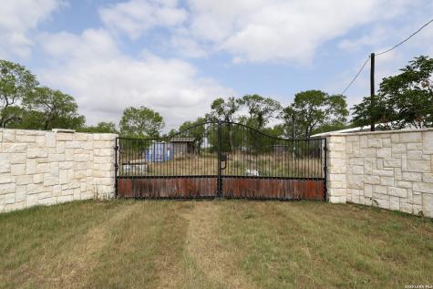 708 County Road 223 Floresville TX 78114