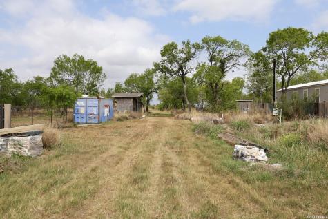 708 County Road 223 Floresville TX 78114