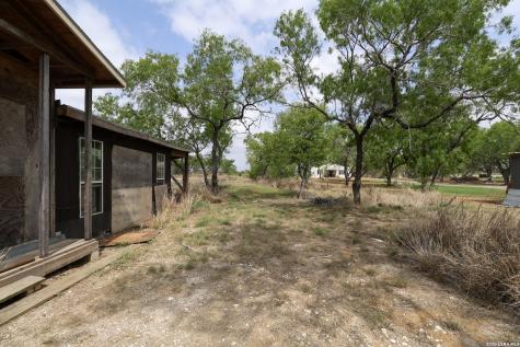 708 County Road 223 Floresville TX 78114