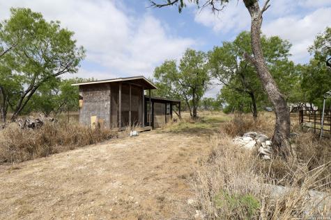708 County Road 223 Floresville TX 78114