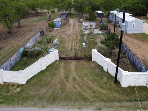 708 County Road 223 Floresville TX 78114