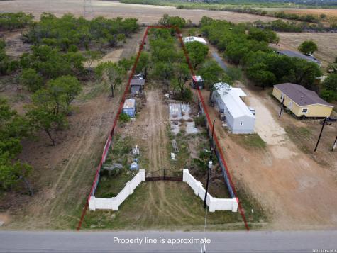 708 County Road 223 Floresville TX 78114