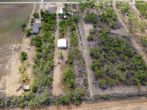 708 County Road 223 Floresville TX 78114