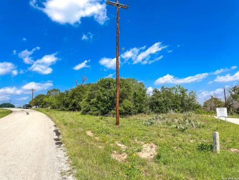 108 Misty Bend Floresville TX 78114
