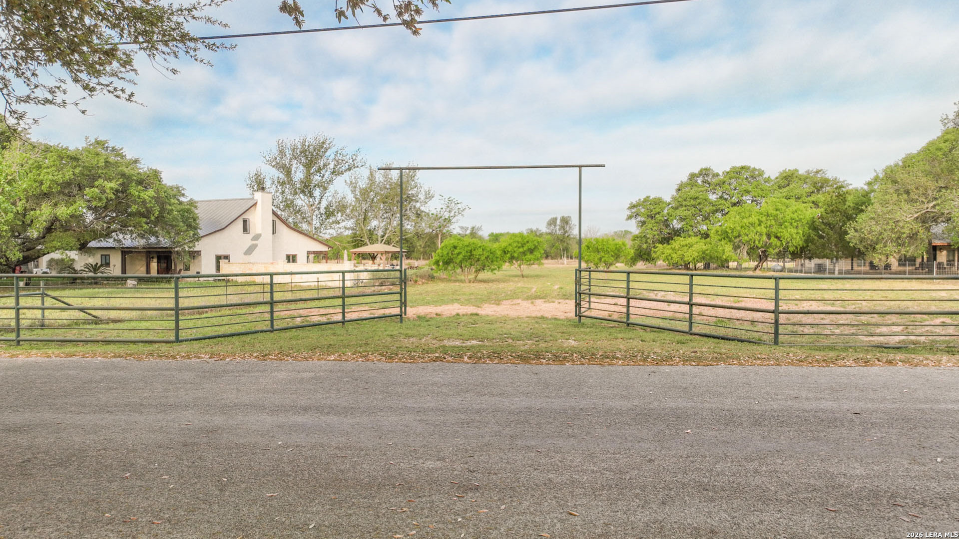 413 W Malone Devine TX 78016