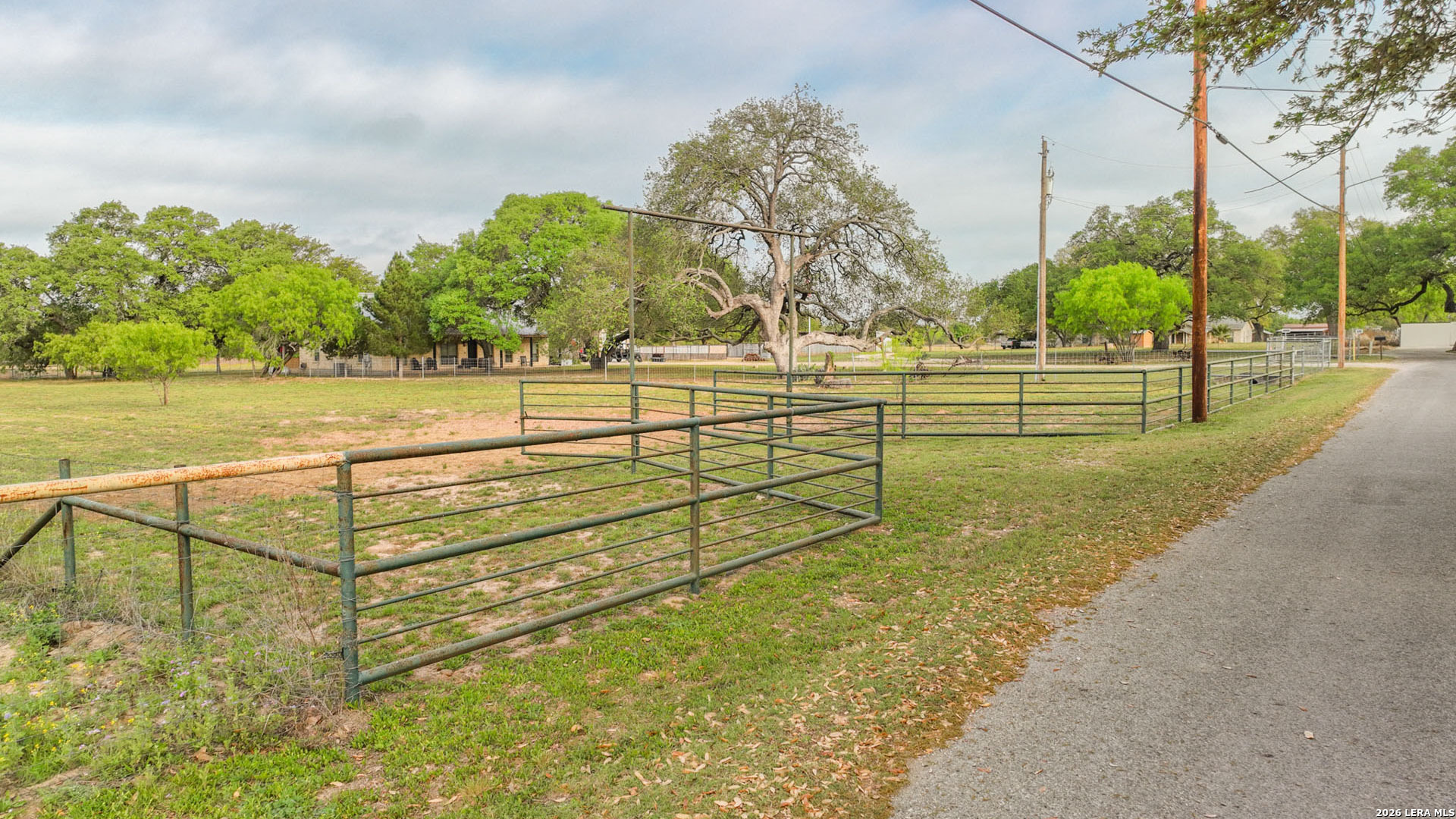 413 W Malone Devine TX 78016