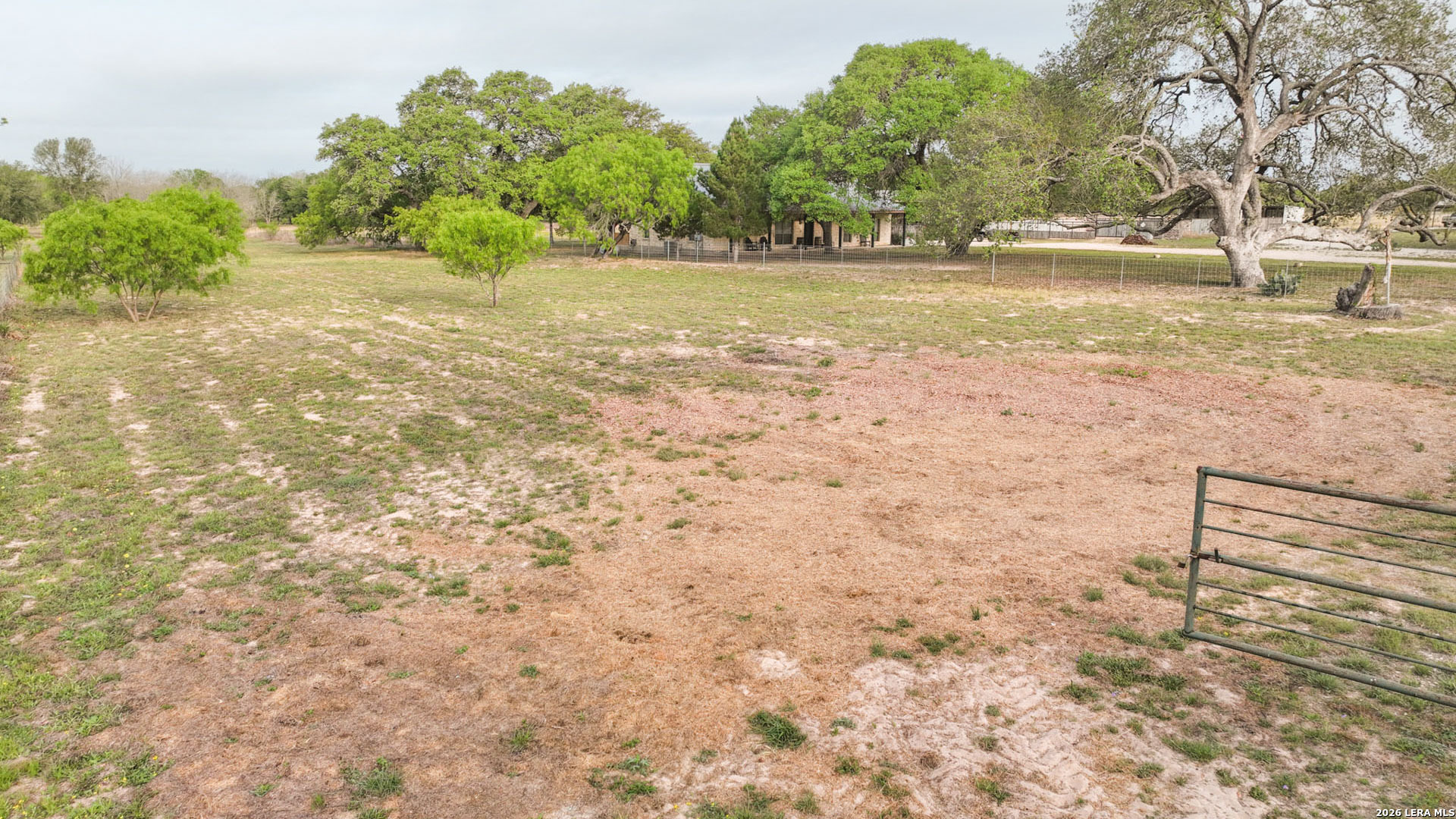 413 W Malone Devine TX 78016