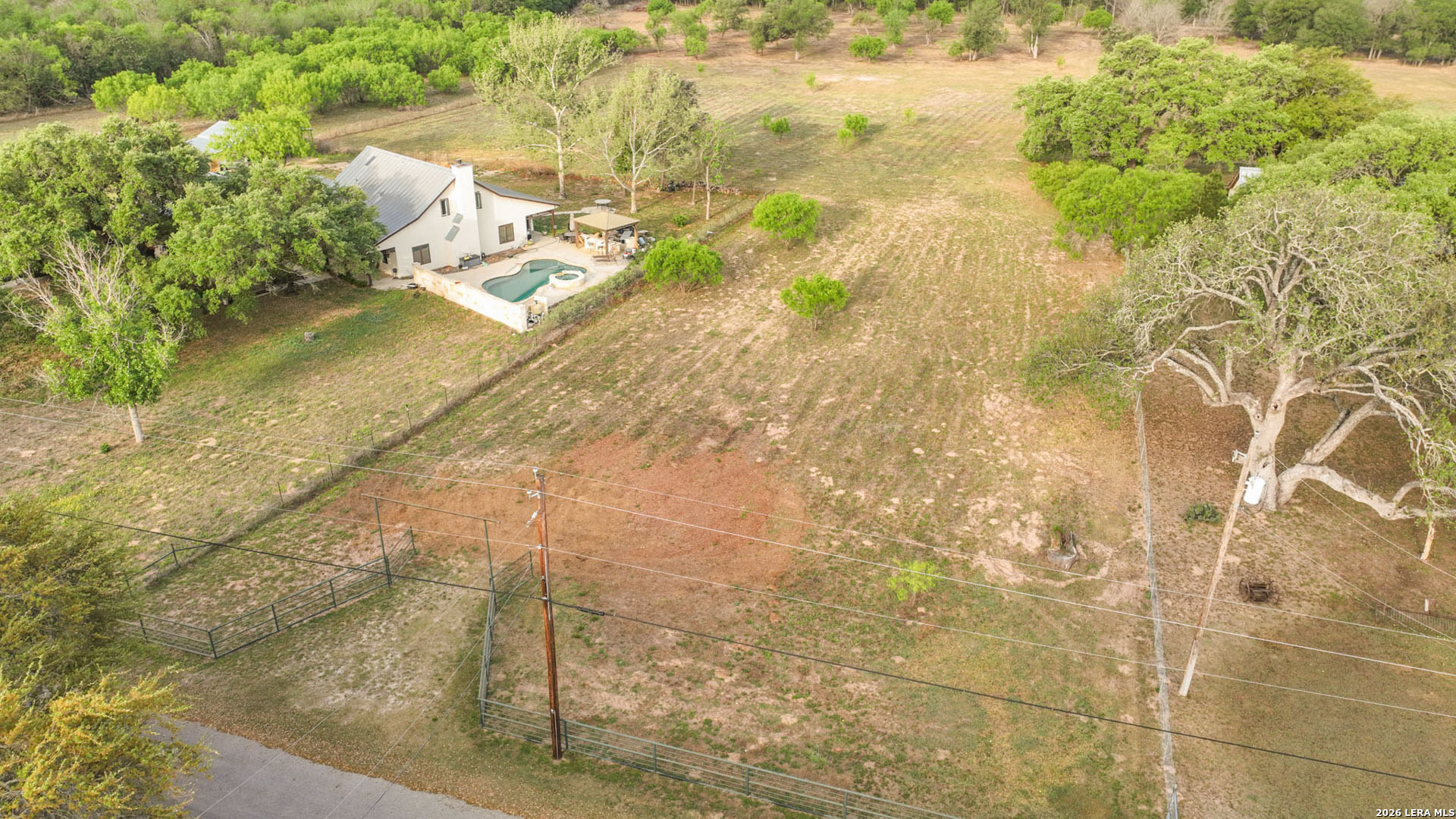 413 W Malone Devine TX 78016