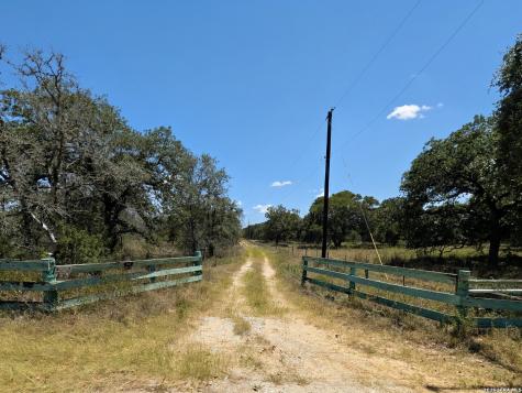 2404 County Road 320 Floresville TX 78114