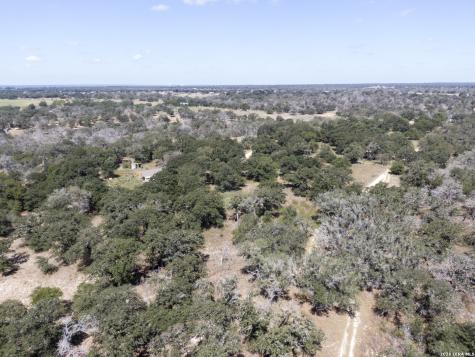 2404 County Road 320 Floresville TX 78114
