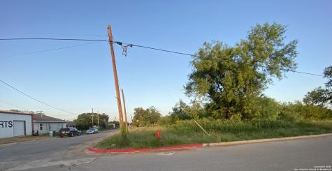 102 E Leona Dilley TX 78017