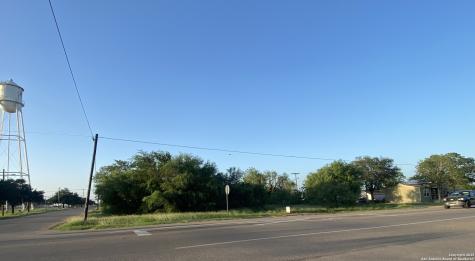 102 E Leona Dilley TX 78017