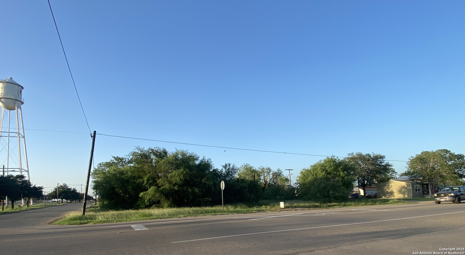 102 E Leona Dilley TX 78017