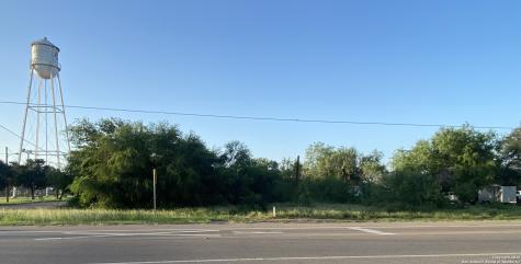 102 E Leona Dilley TX 78017