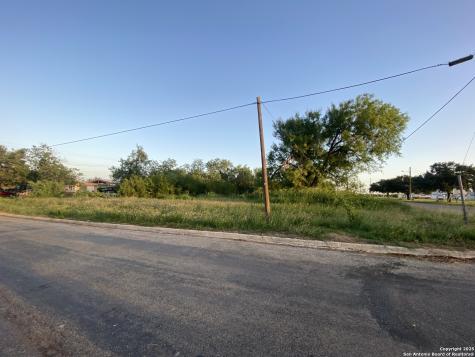 102 E Leona Dilley TX 78017