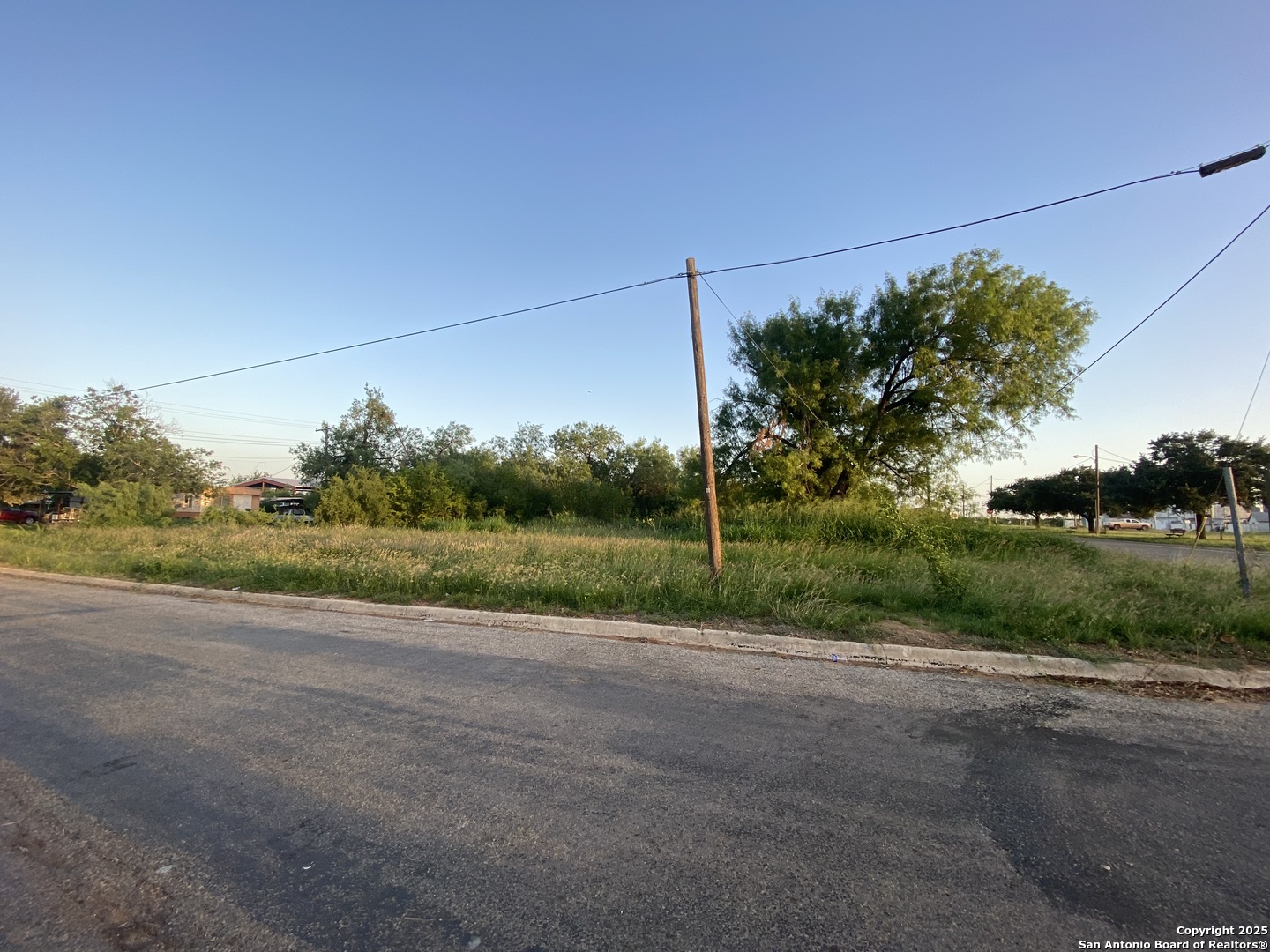 102 E Leona Dilley TX 78017