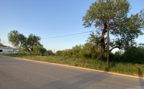 102 E Leona Dilley TX 78017