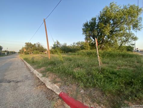 102 E Leona Dilley TX 78017