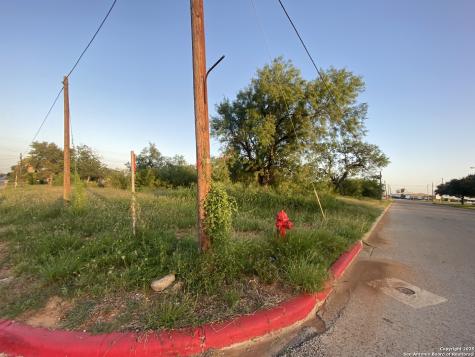 102 E Leona Dilley TX 78017