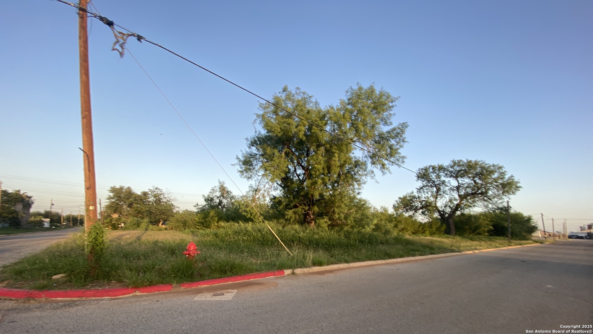 102 E Leona Dilley TX 78017